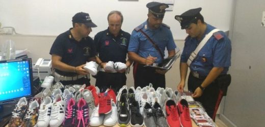Serrata di Carabinieri e Polizia Municipale alla vendita di merce contraffatta nel centro storico di Ortigia