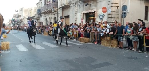 In migliaia a Canicattini per il Museo sotto le stelle, la Sfilata e la “Cursa che scecchi” vinta ancora dal Quartiere “Vadduni”