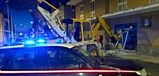 Presi 3 uomini di Francofonte, Catania e Villasmundo mentre con un escavatore tentavano di sradicare un postamat